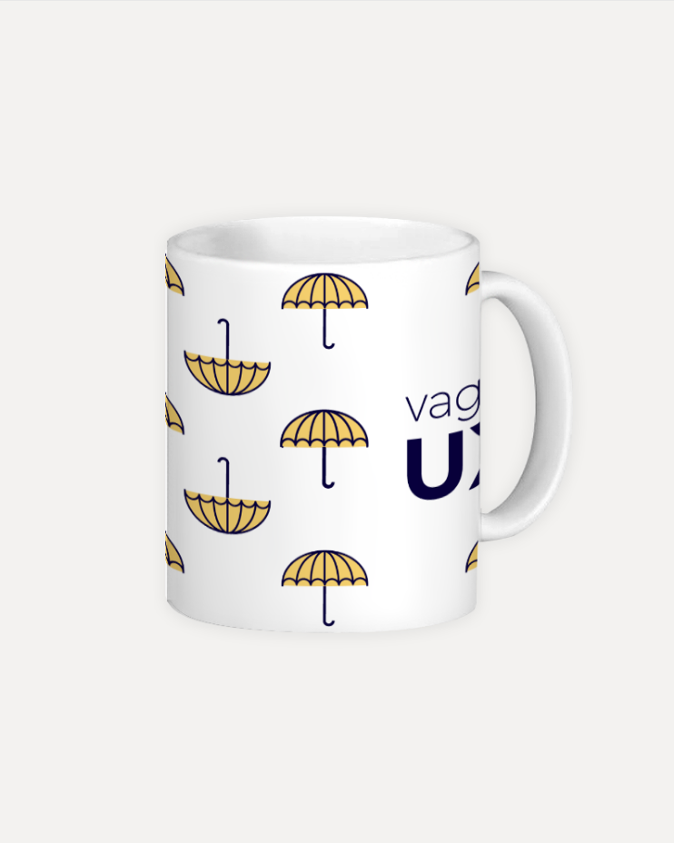 Caneca branca com padrão de guarda-chuvas amarelos e logo VagasUX