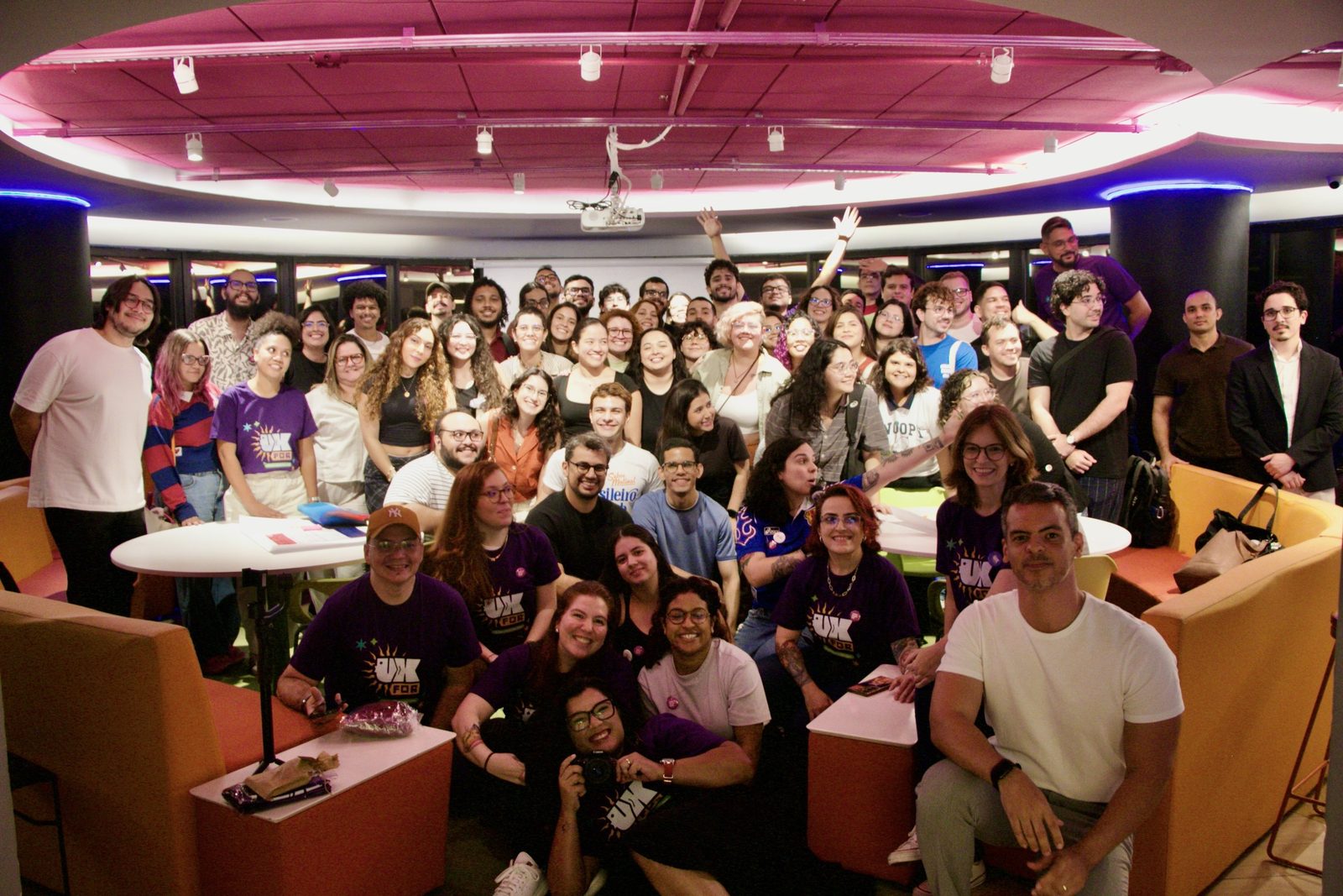Grupo amplo da comunidade VagasUX reunido em um espaço de convivência.