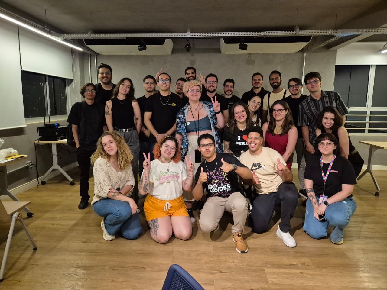Grupo da comunidade VagasUX posando em uma sala de madeira.