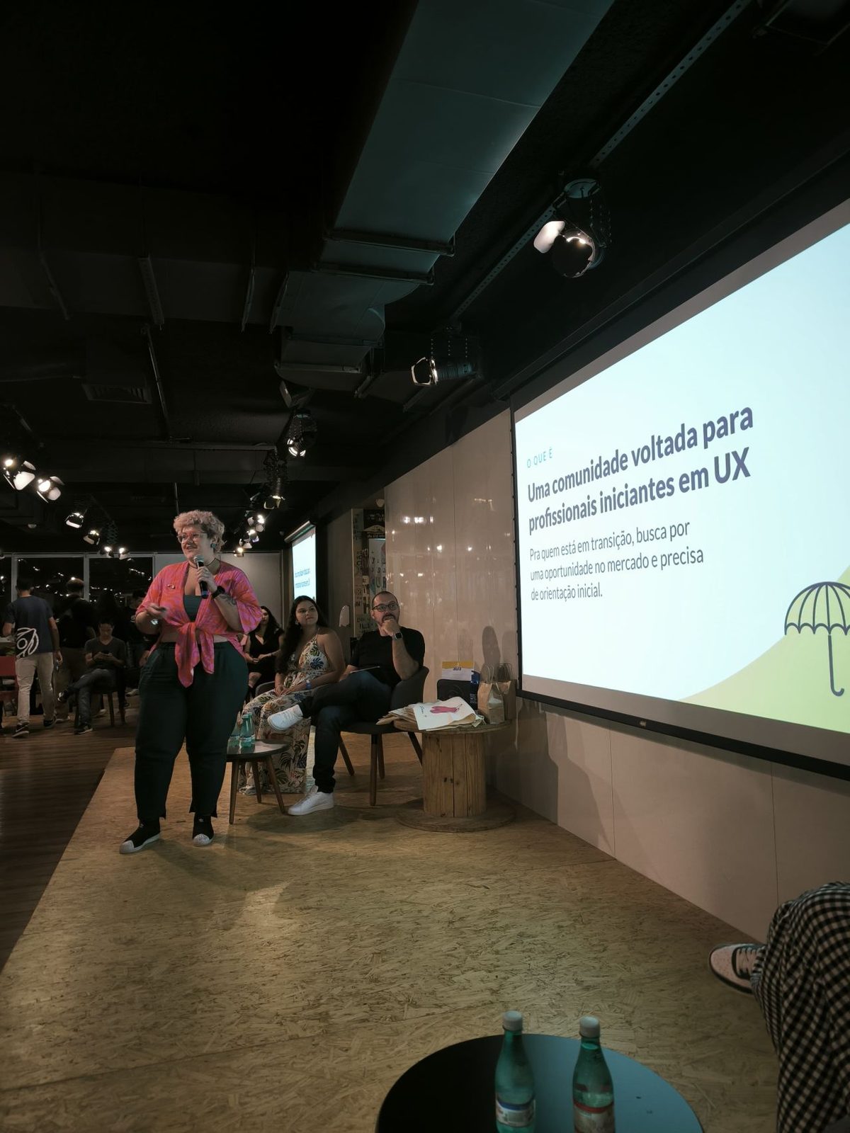 Palestra apresentando a VagasUX como comunidade voltada para profissionais iniciantes em UX.